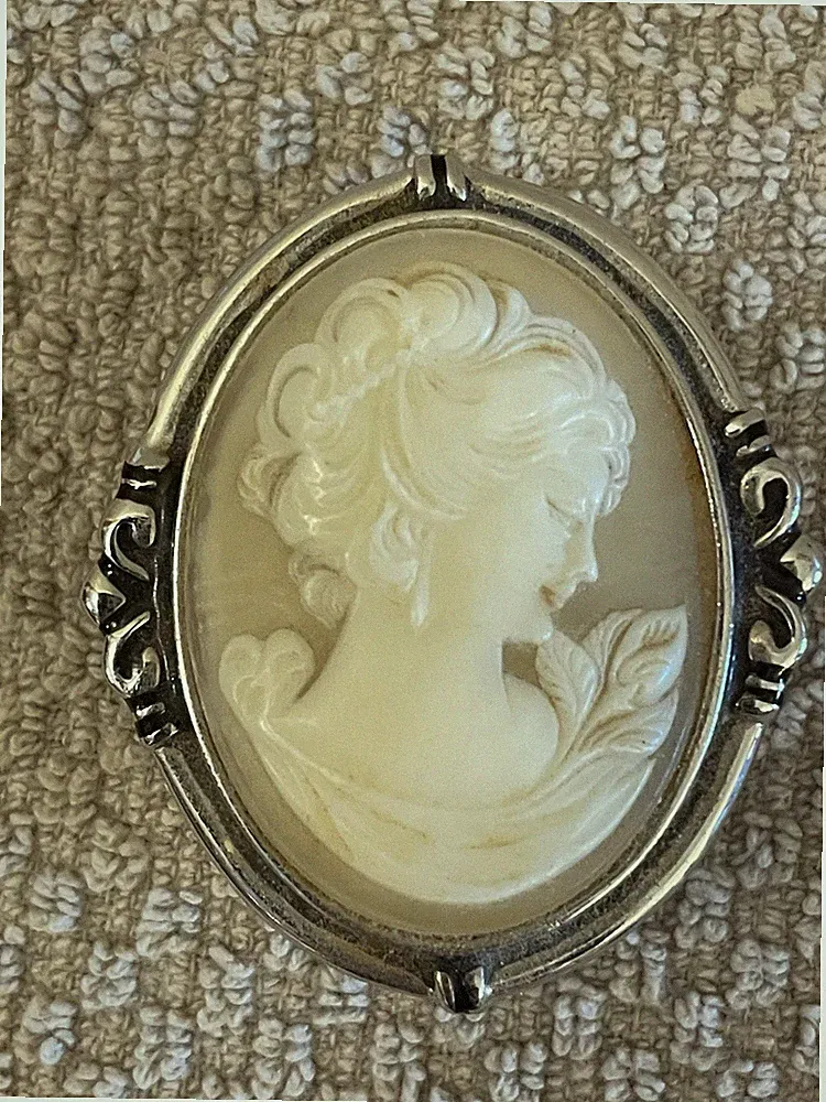 Estee Lauder Youth Dew Cameo Design Solid Perfume Compact Collectible 1978